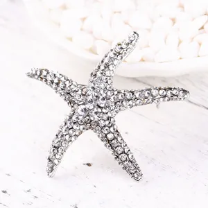 Détail en gros plan d'une broche étoile de mer argentée ornée de strass brillants étincelants