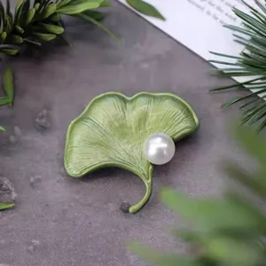 Elegante broche de hoja de ginkgo verde con perla blanca para accesorios de moda mujer