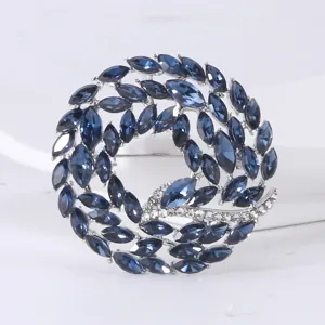 Eleganter silberfarbener Rundbrosche mit tiefblauen Marquise-Kristallen und Pavé-Akzenten