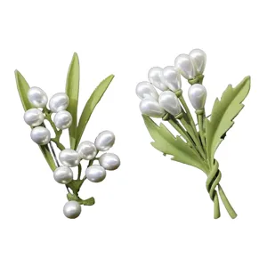Elegantes broches de lirio de los valles verdes con perlas blancas para mujer, moda
