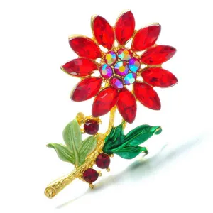 Macro-weergave van een rode zonnebloem-broche met prachtige strassteentjes en bladeren