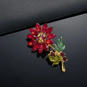 Macro-detailweergave van een zonnebloemspeld met rode strassteentjes en emaille