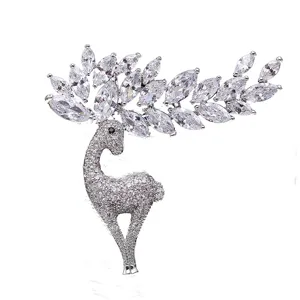 Macro-detailweergave van fonkelende zirkoon hertenbroche met marquise-geslepen gewei