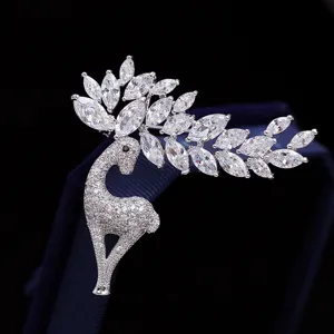 Detailopname van de elegante hertenbroche met fonkelende zirkonia stenen in zilver