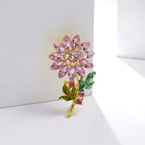 Gedetailleerde macro-opname van een zonnebloemspeld met roze strass en groene bladeren