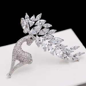 Close-up van fonkelende marquise zirkoon op een elegante hertenbroche in zilver.