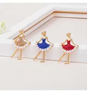 Gedetailleerd overzicht van ballerina-broches in drie kleuren met fonkelende strassteentjes