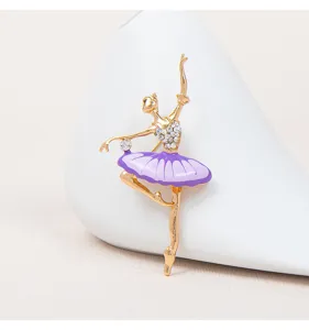 Gedetailleerde opname van elegante balletmeisje broche met paars emaille en strass
