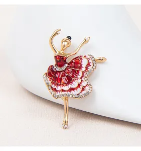 Gedetailleerde weergave van elegante balletdanseres broche met rood emaille en strassteentjes