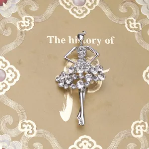 Dettaglio macro di un'elegante spilla ballerina in argento con brillanti strass in cristallo