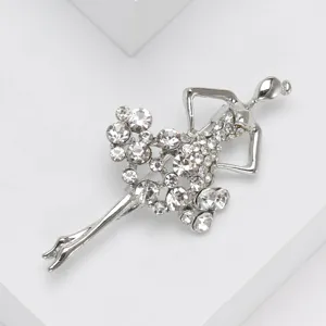 Elegante spilla ballerina argento con strass scintillanti su sfondo bianco puro