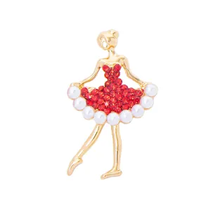 Elegante gouden ballerina broche met rode strassteentjes en parels op wit
