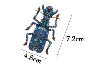 Detailansicht der blauen Emaille Skarabäus-Brosche mit Abmessungen von 7,2x4,8 cm