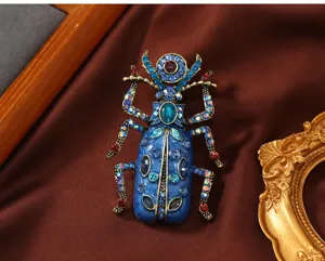 Detailansicht der Vintage Skarabäus Brosche mit blauem Emaille und bunten Strasssteinen
