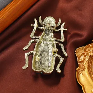 Rückansicht einer goldenen Skarabäus-Brosche im Vintage-Stil mit Nadelverschluss.