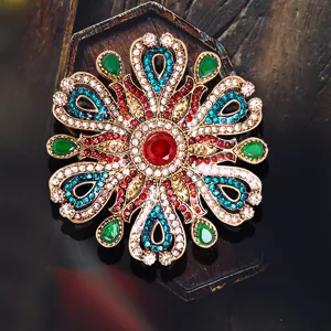 Broche Vintage Royale Baroque pour Femmes Ajourée en Alliage avec Strass Épingle à Poitrine Accessoires Bijoux