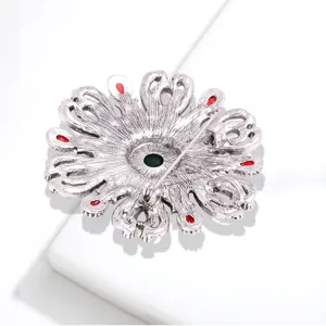 Broche baroque vintage ajourée avec finition argent antique, vue arrière détaillée