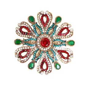 Élégante broche dorée vintage baroque avec cristaux colorés et design floral évidé