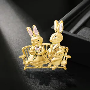Vintage goldene Hasenbrosche mit zwei niedlichen Hasen auf einer Bank
