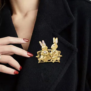 Retro Goldener Hasenpaar Brosche Anstecknadel an schwarzem Mantel für Damen Mode