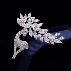 Gedetailleerde macro-opname van een sprankelende hertenbroche met marquise zirkonia-stenen