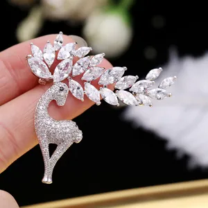 Glinsterende hertenbroche met marquise geslepen zirkonia gewei op zwarte basis