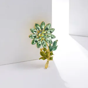 Gedetailleerde close-up van een sprankelende groene zonnebloemspeld met gouden steel