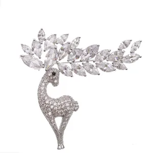 Elegante zilveren hertenbroche met marquise zirkonia-gewei op een witte achtergrond