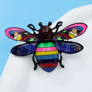 Nahaufnahme einer farbenfrohen Emaille-Bienennadel mit Flügeldetails im Buntglas-Stil