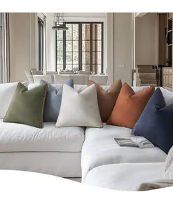 Moderne Kissenbezüge aus Baumwollleinen im Wabi-Sabi-Stil mit Wellenkante auf dem Sofa