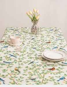 Vista dettagliata della tovaglia jacquard vintage con motivo pastorale di uccelli