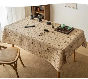 Vista dettagliata di una tovaglia in lino con calligrafia cinese vintage su un tavolo