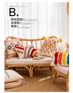 Vista dettagliata di federe per cuscini boho con motivi geometrici e nappe su un divano.