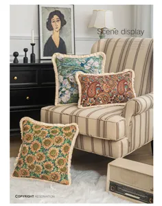 Scène détaillée de housses de coussin jacquard vintage à franges sur un fauteuil
