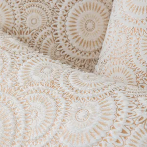 Eleganter Kissenbezug mit goldenem Mandala-Muster und luxuriöser Textur