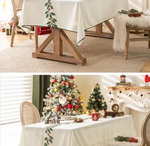 Elegante mantel navideño crema con bordado de acebo en una habitación decorada festiva