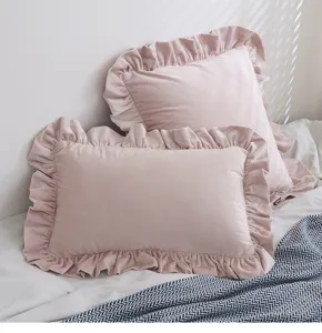 Detailansicht eines rosa Samtkissenbezugs mit eleganten Rüschenrändern für nordisches Dekor