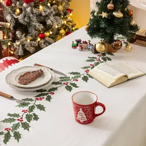 Mantel navideño festivo con elegante bordado de acebo y bayas rojas para comedor.