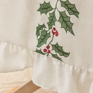 Elegante mantel de lino navideño con bordado de acebo y bordes con volantes