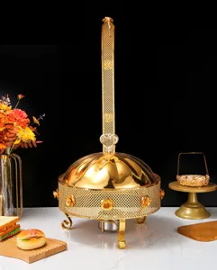 Calentador de bufé de acero inoxidable dorado con tapa alta y detalles de malla decorativa.