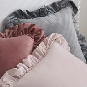 Elegante Kissenbezüge aus Samt mit Rüschen in verschiedenen Farben für Sofa und Bett