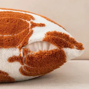 Detail des orange-weißen Plüsch-Kissenbezugs mit Kürbis-Stickerei und Reißverschluss
