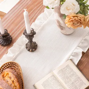 Chemin de table blanc à volants style français en lin sur bois naturel rustique