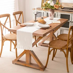Élégant chemin de table blanc à volants style français avec bords romantiques pour dîner