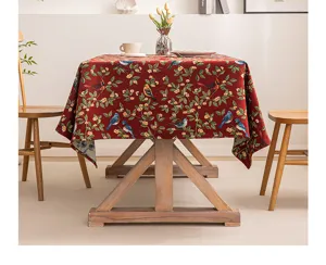 Dettaglio della tovaglia vintage rossa con intricati motivi jacquard di uccelli e fiori