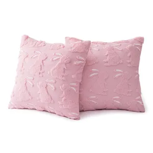 Ein Set aus zwei rosa Plüschkissenbezügen mit einem niedlichen Hasenmuster auf Weiß