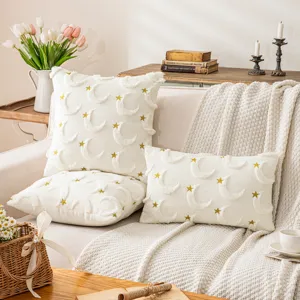 Elegante weiße Plüschkissenbezüge mit goldenen Sternen und Monden für das Sofa