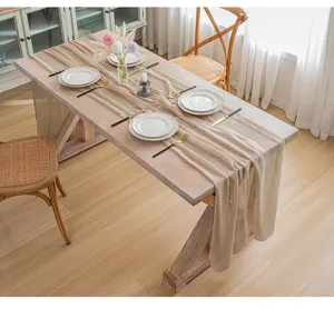 Elegante camino de mesa de gasa de Bali sobre una rústica mesa de comedor de madera