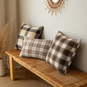 Set di cuscini decorativi a quadri rustici in morbido tessuto spazzolato marrone e beige