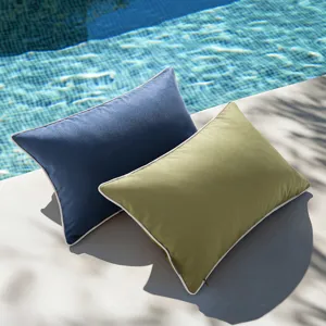 Fundas de cojín impermeables para exterior con ribete blanco junto a la piscina